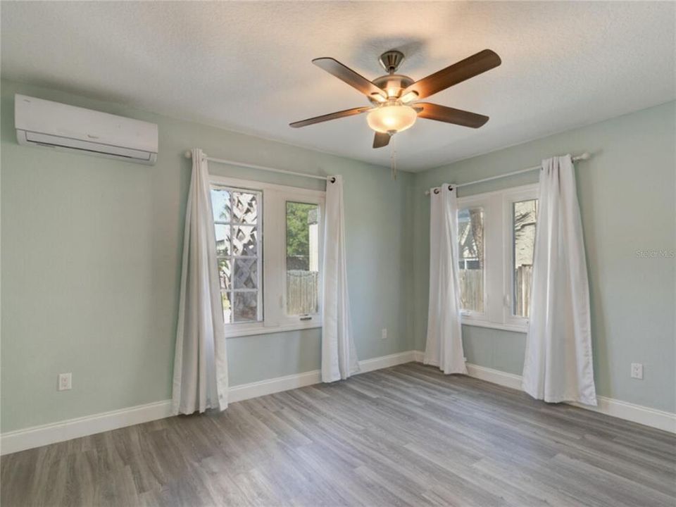 For Sale: $345,000 (3 beds, 1 baths, 1090 Square Feet)