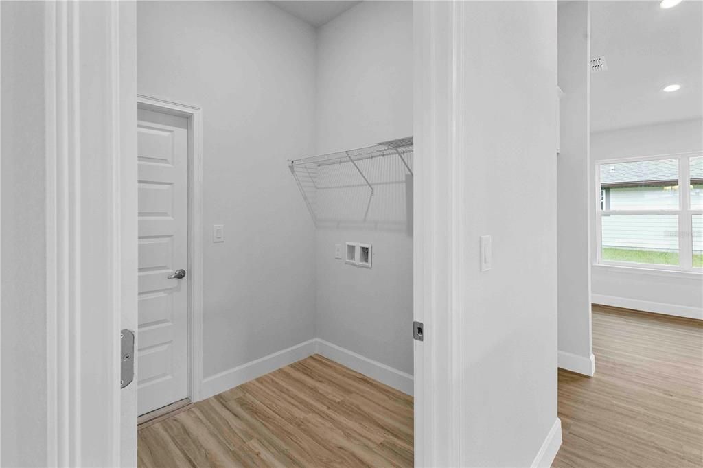 Под контрактом: $384,900 (4 спален, 2 ванн, 1820 Квадратных фут)