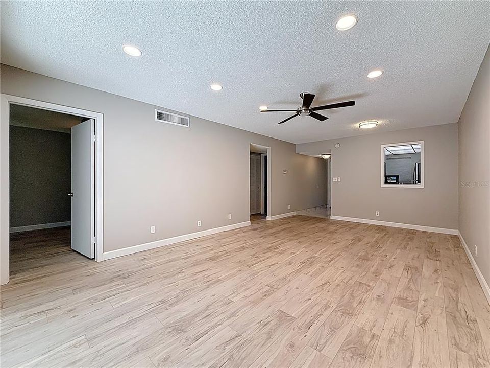 Под контрактом: $155,000 (2 спален, 1 ванн, 840 Квадратных фут)