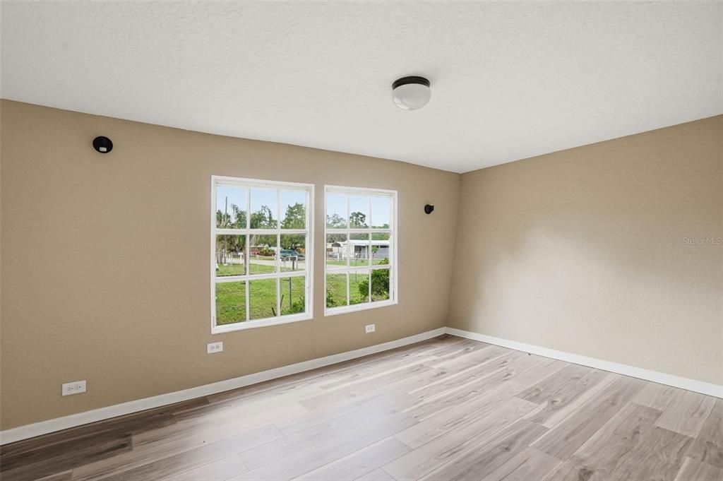 For Sale: $110,000 (2 beds, 1 baths, 664 Square Feet)