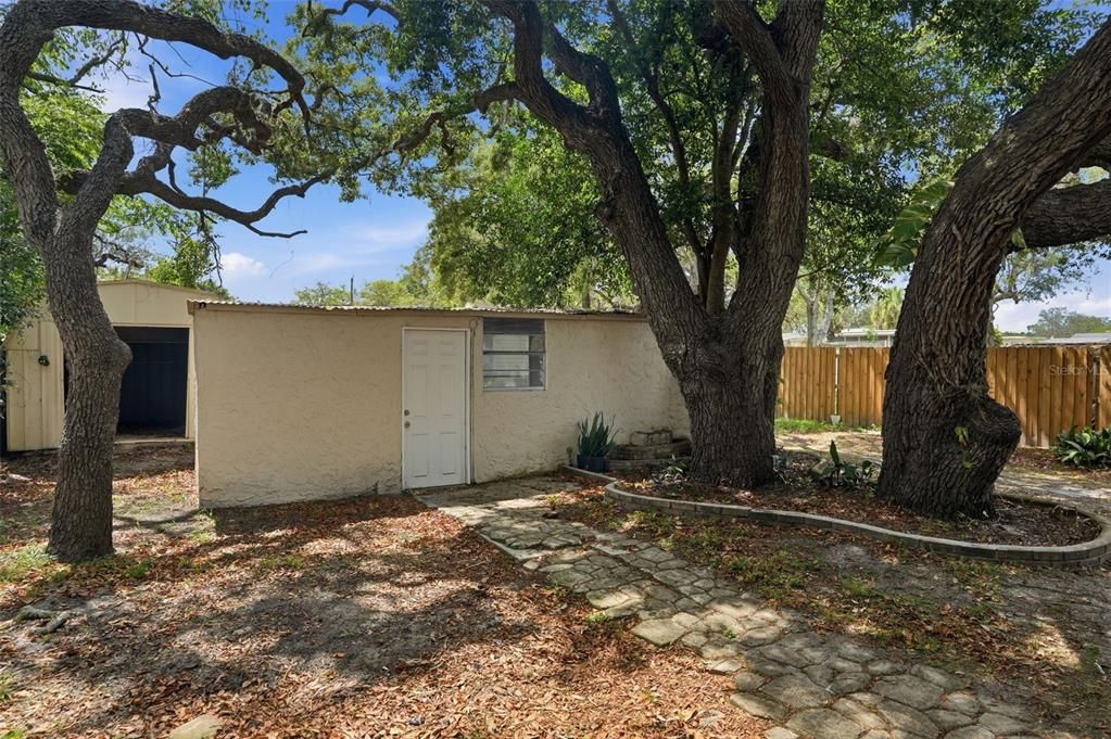 For Sale: $110,000 (2 beds, 1 baths, 664 Square Feet)