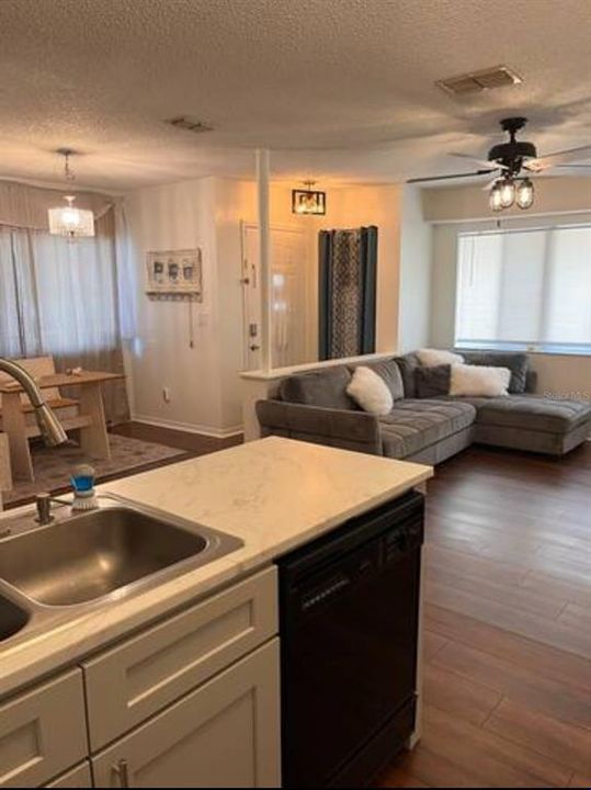 En Venta: $154,900 (2 camas, 2 baños, 930 Pies cuadrados)