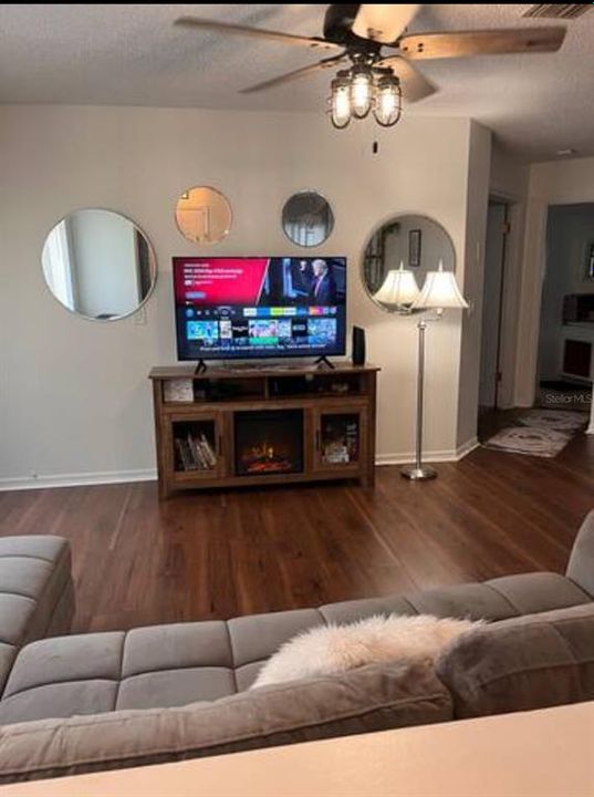 En Venta: $154,900 (2 camas, 2 baños, 930 Pies cuadrados)