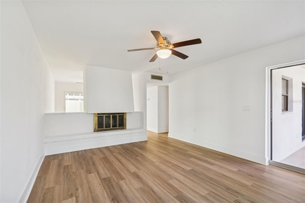 En Venta: $300,000 (2 camas, 2 baños, 1062 Pies cuadrados)