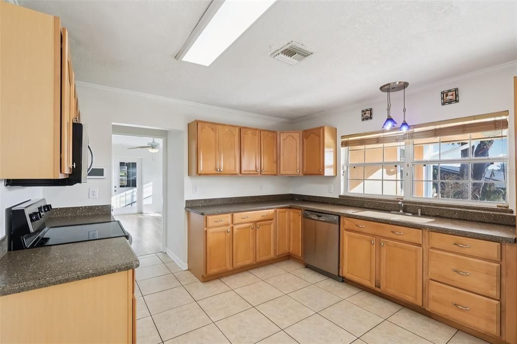 For Sale: $335,000 (3 beds, 3 baths, 1894 Square Feet)