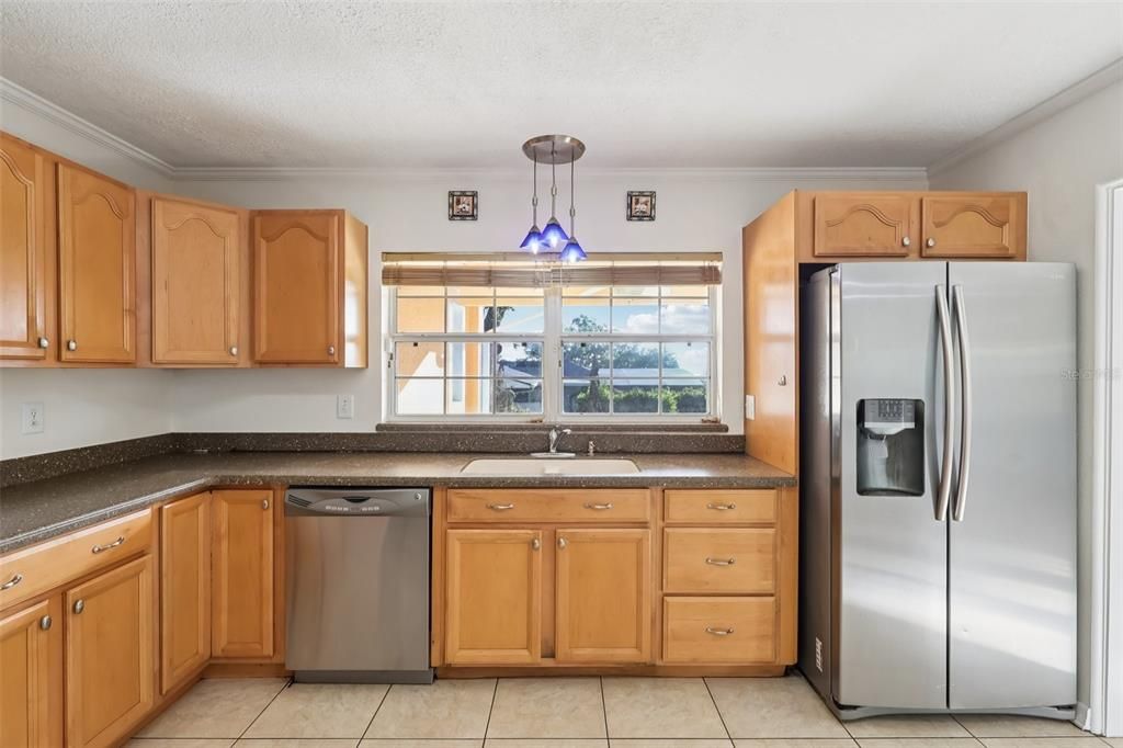 For Sale: $335,000 (3 beds, 3 baths, 1894 Square Feet)