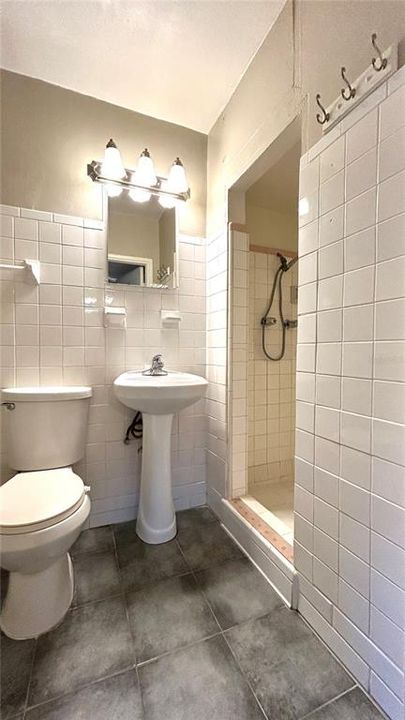 For Rent: $1,100 (1 beds, 1 baths, 700 Square Feet)