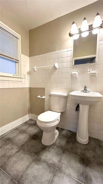 For Rent: $1,100 (1 beds, 1 baths, 700 Square Feet)