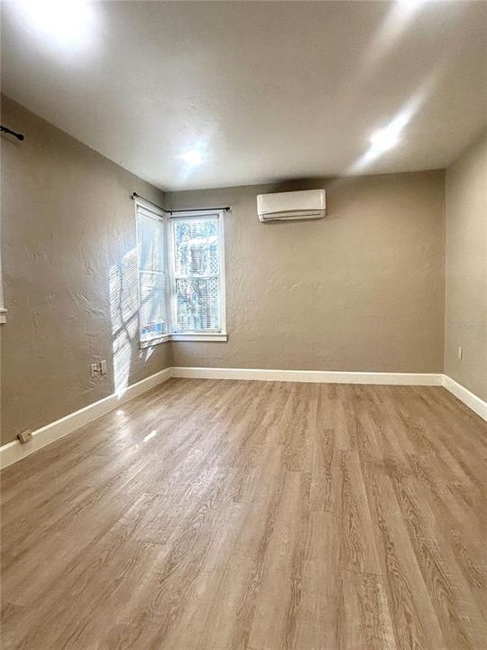 For Rent: $1,100 (1 beds, 1 baths, 700 Square Feet)