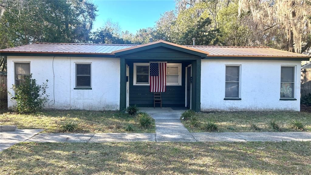 For Rent: $1,100 (1 beds, 1 baths, 700 Square Feet)