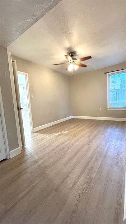For Rent: $1,100 (1 beds, 1 baths, 700 Square Feet)