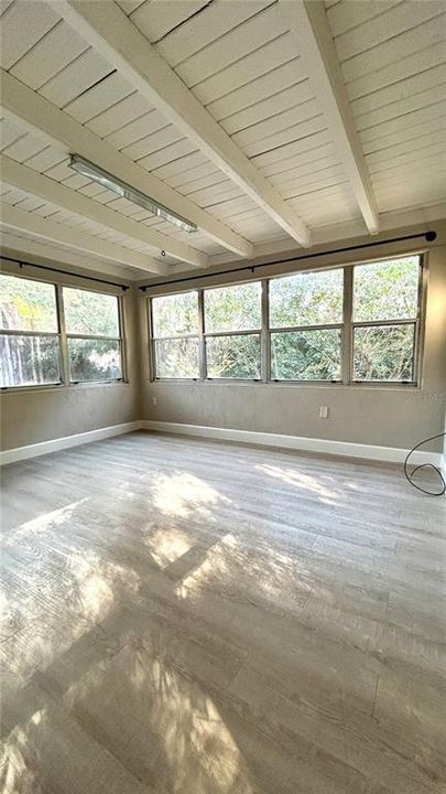 For Rent: $1,100 (1 beds, 1 baths, 700 Square Feet)