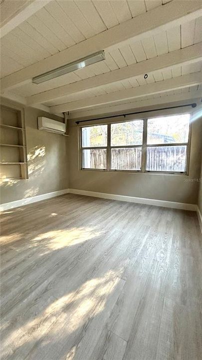 For Rent: $1,100 (1 beds, 1 baths, 700 Square Feet)