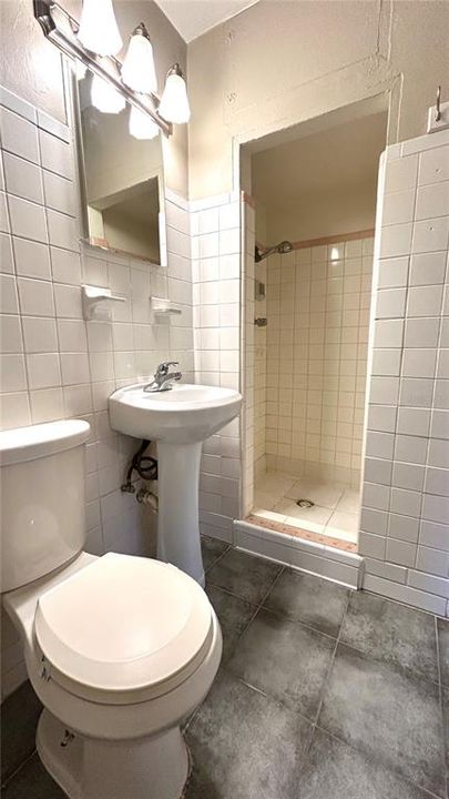 For Rent: $1,100 (1 beds, 1 baths, 700 Square Feet)