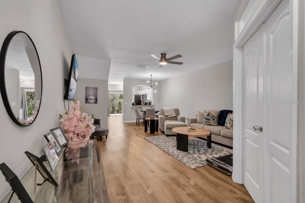 Activo con contrato: $255,000 (3 camas, 2 baños, 1383 Pies cuadrados)