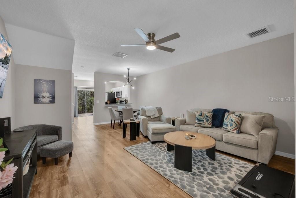 Activo con contrato: $255,000 (3 camas, 2 baños, 1383 Pies cuadrados)