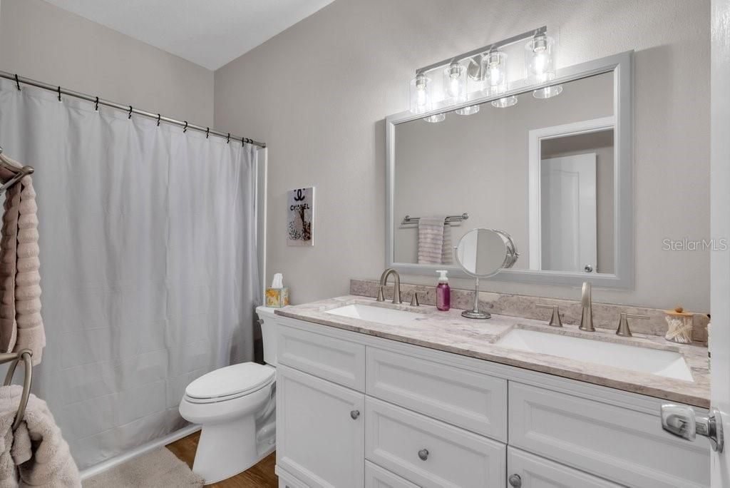 Activo con contrato: $255,000 (3 camas, 2 baños, 1383 Pies cuadrados)