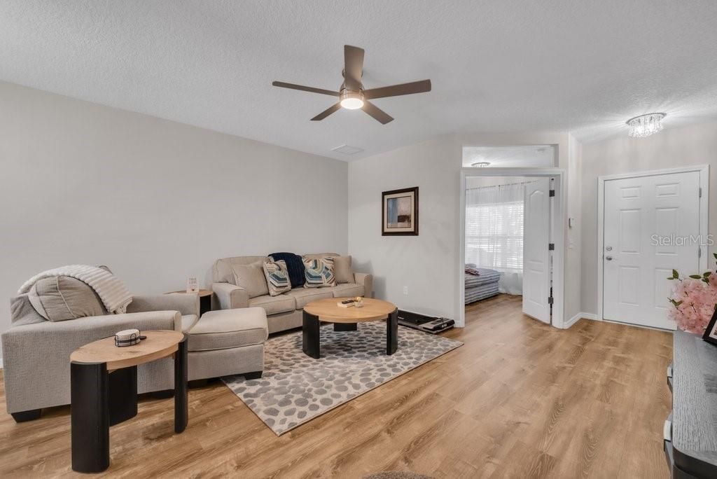 Activo con contrato: $255,000 (3 camas, 2 baños, 1383 Pies cuadrados)