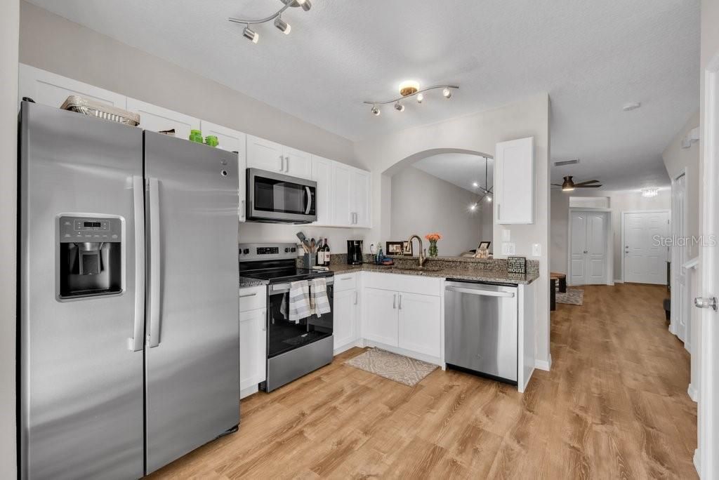 Activo con contrato: $255,000 (3 camas, 2 baños, 1383 Pies cuadrados)