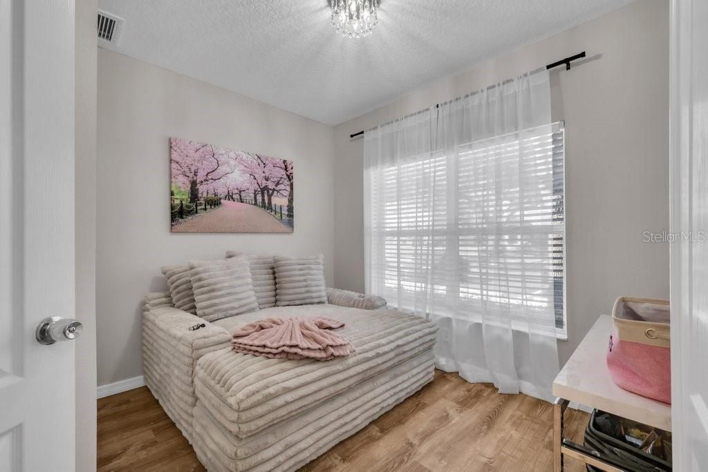 Activo con contrato: $255,000 (3 camas, 2 baños, 1383 Pies cuadrados)