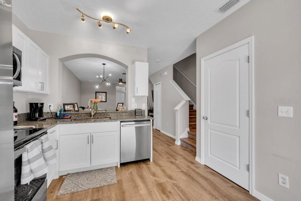 Activo con contrato: $255,000 (3 camas, 2 baños, 1383 Pies cuadrados)