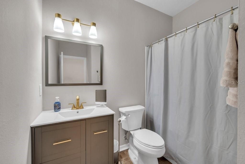 Activo con contrato: $255,000 (3 camas, 2 baños, 1383 Pies cuadrados)