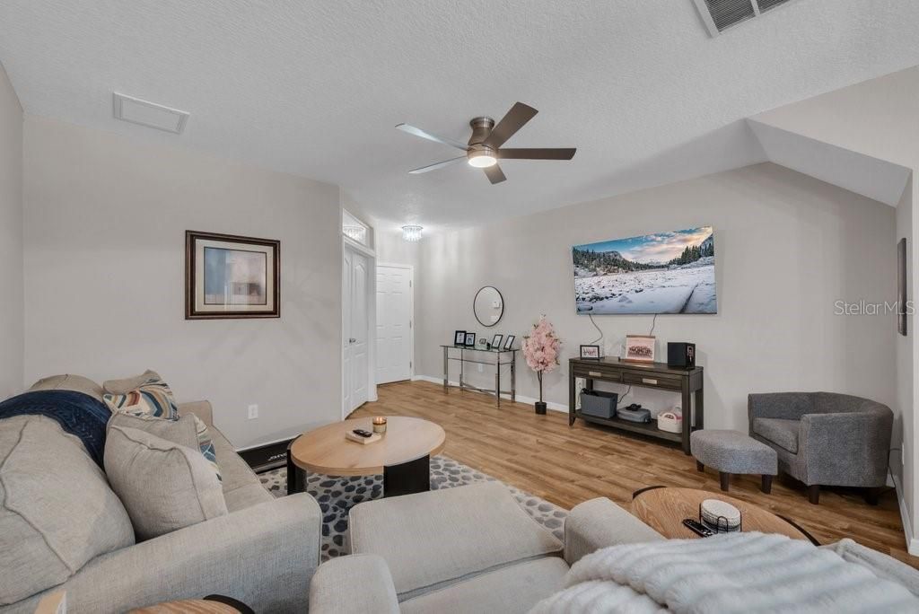 Activo con contrato: $255,000 (3 camas, 2 baños, 1383 Pies cuadrados)