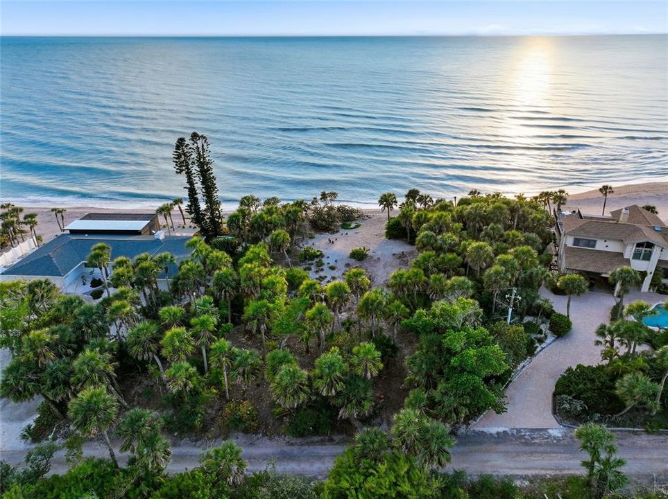 На продажу: $2,750,000 (1.06 acres)