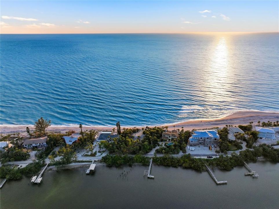 На продажу: $2,750,000 (1.06 acres)