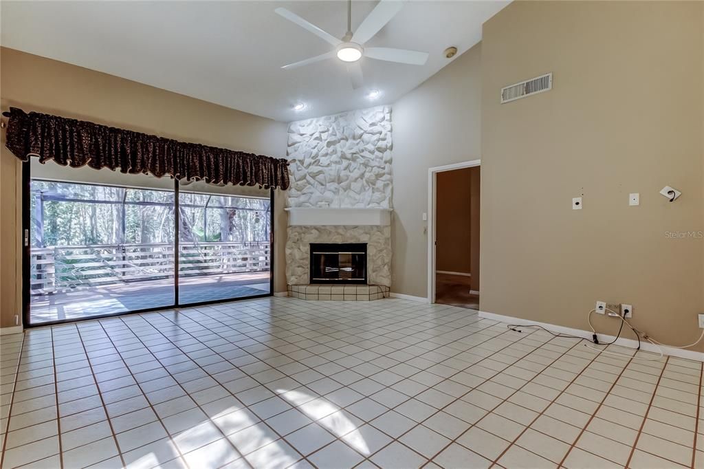 Active With Contract: $339,000 (3 beds, 2 baths, 1600 Square Feet)