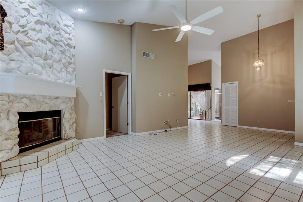 Active With Contract: $339,000 (3 beds, 2 baths, 1600 Square Feet)