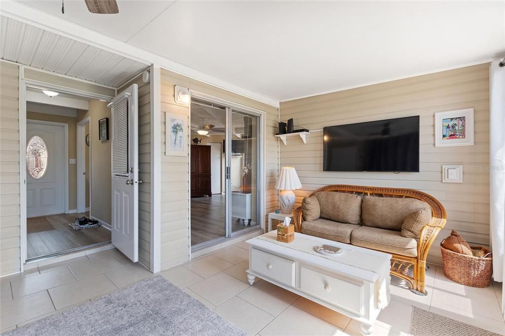 For Sale: $145,000 (1 beds, 1 baths, 491 Square Feet)
