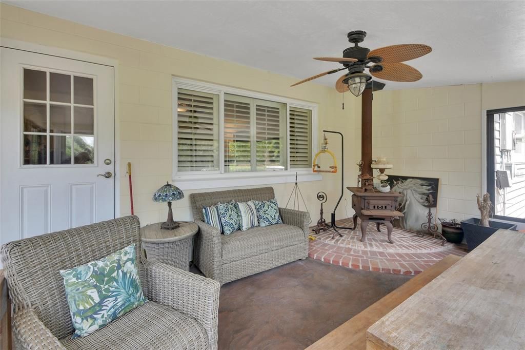 Active With Contract: $529,900 (3 beds, 2 baths, 1713 Square Feet)