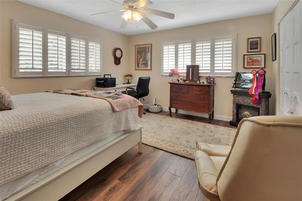 Active With Contract: $529,900 (3 beds, 2 baths, 1713 Square Feet)