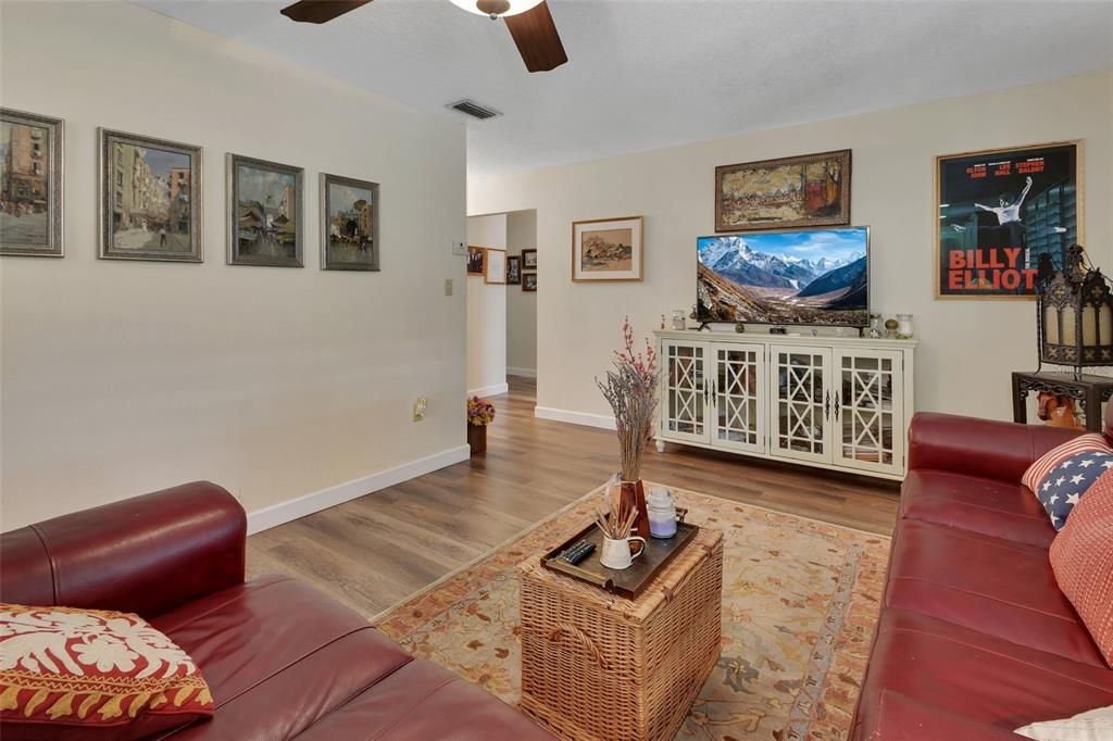 Active With Contract: $529,900 (3 beds, 2 baths, 1713 Square Feet)
