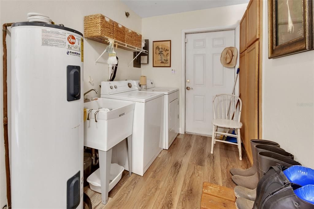 Active With Contract: $529,900 (3 beds, 2 baths, 1713 Square Feet)