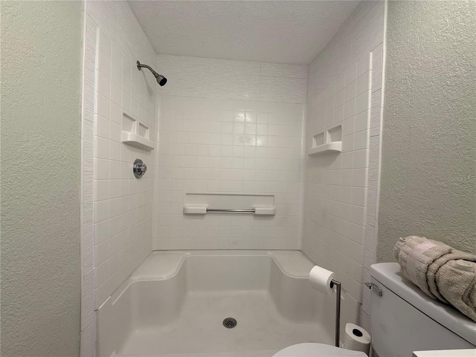 For Sale: $170,000 (2 beds, 2 baths, 860 Square Feet)