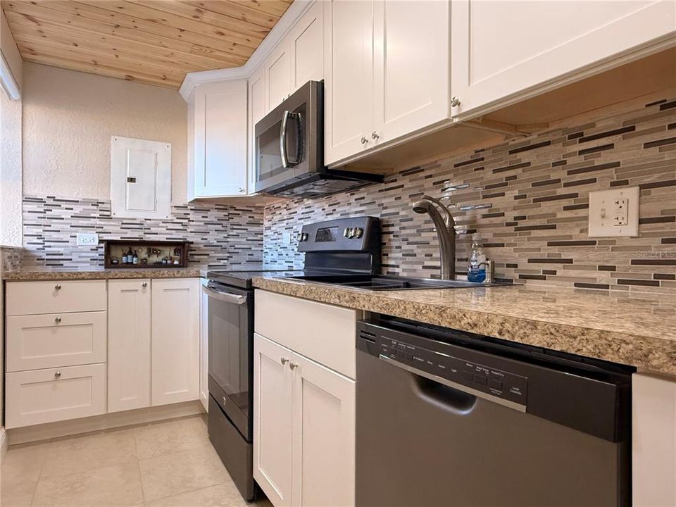 For Sale: $170,000 (2 beds, 2 baths, 860 Square Feet)