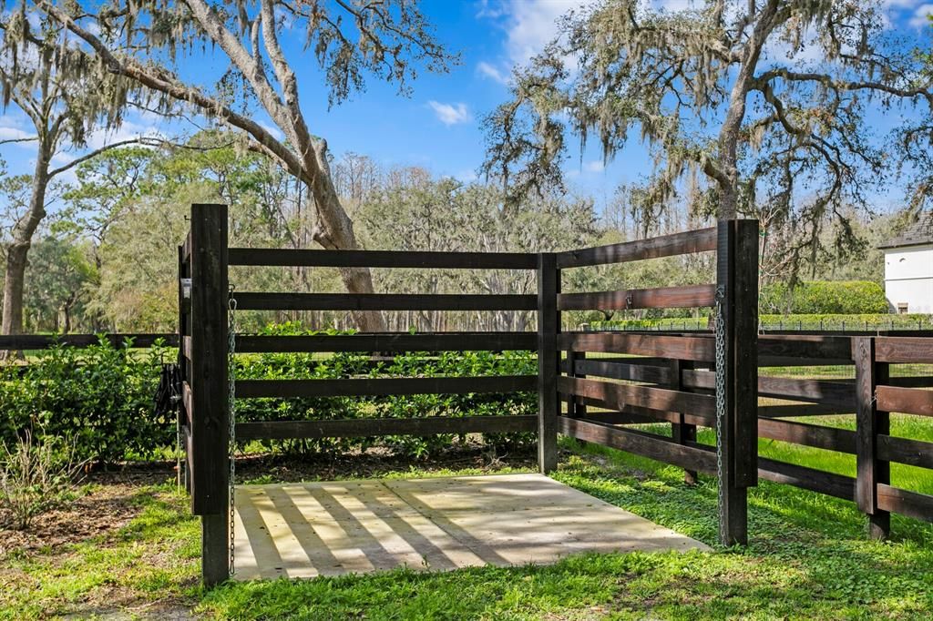 На продажу: $5,995,000 (12.44 acres)