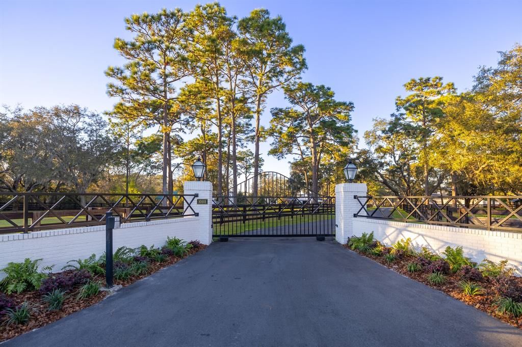 На продажу: $5,995,000 (12.44 acres)
