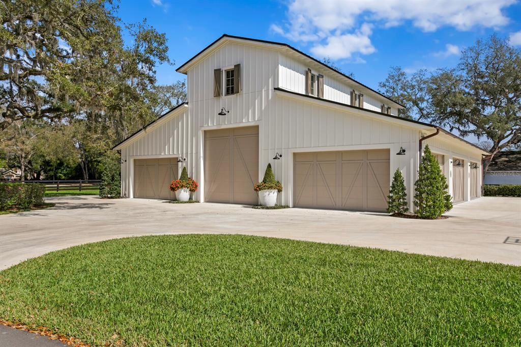 На продажу: $5,995,000 (12.44 acres)