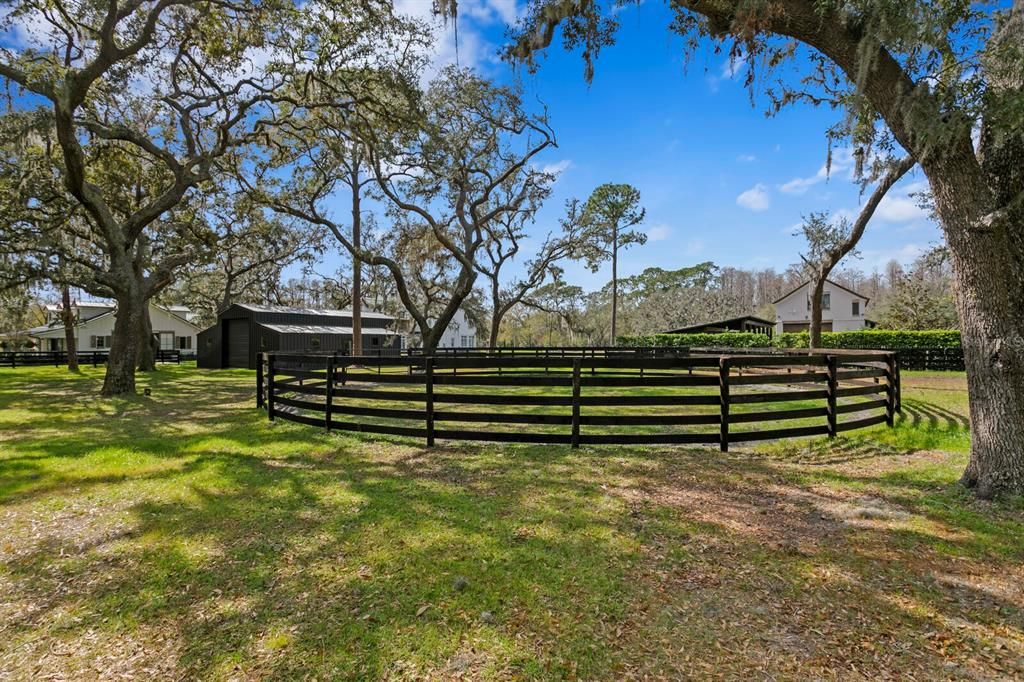 На продажу: $5,995,000 (12.44 acres)
