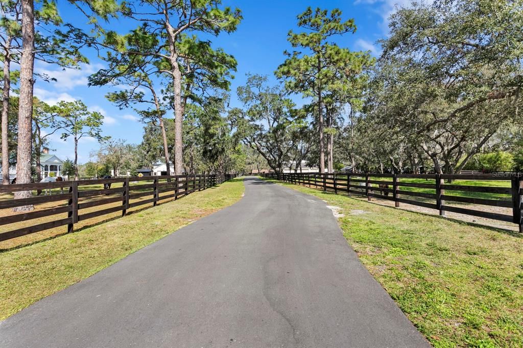 На продажу: $5,995,000 (12.44 acres)