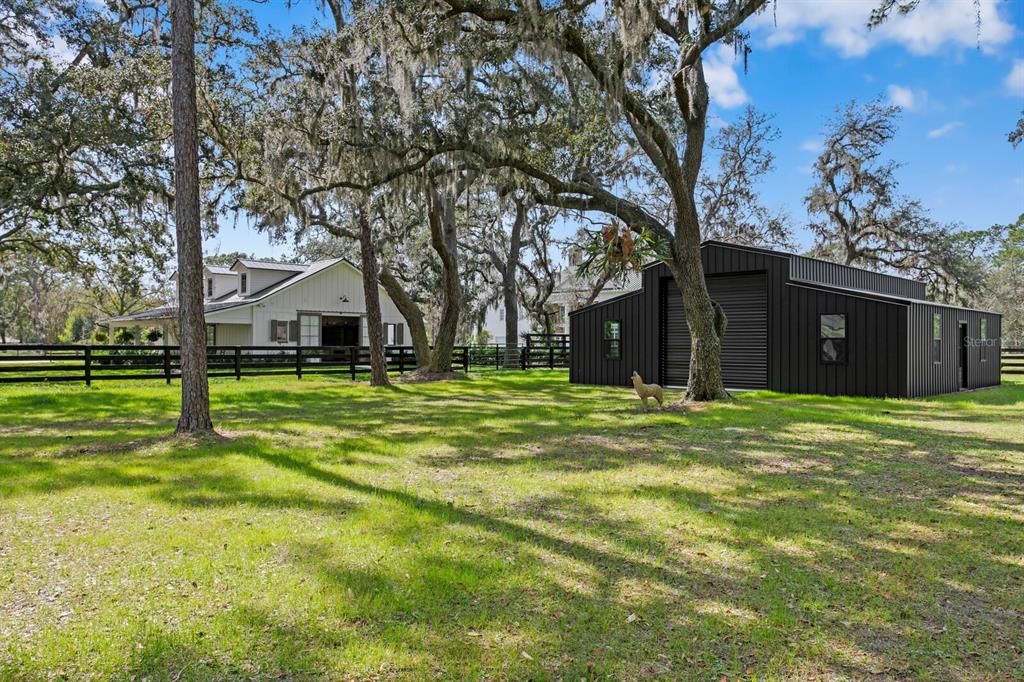 На продажу: $5,995,000 (12.44 acres)