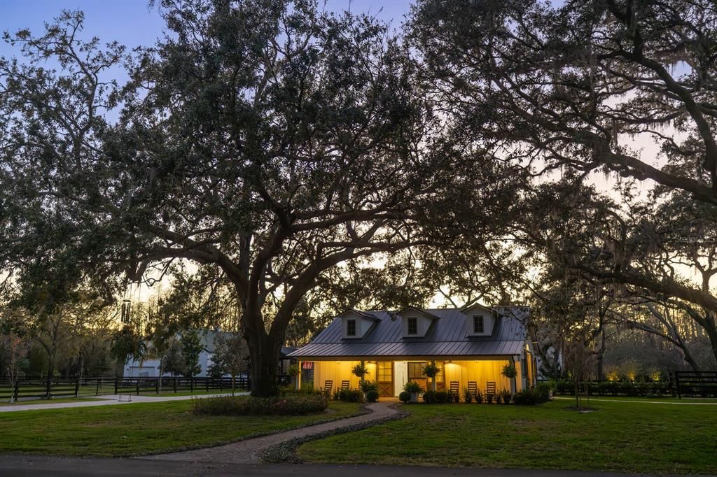 На продажу: $5,995,000 (12.44 acres)