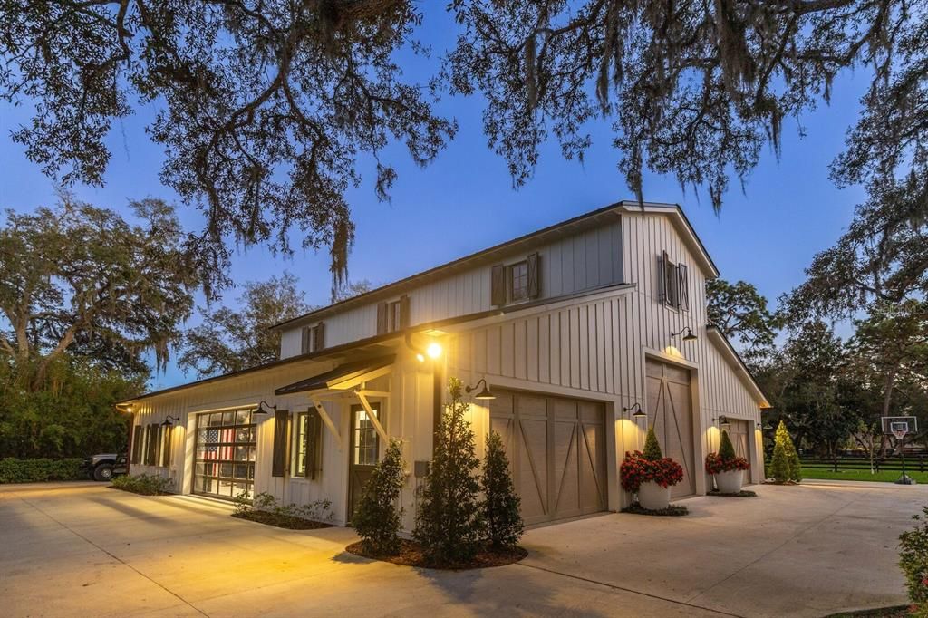На продажу: $5,995,000 (12.44 acres)