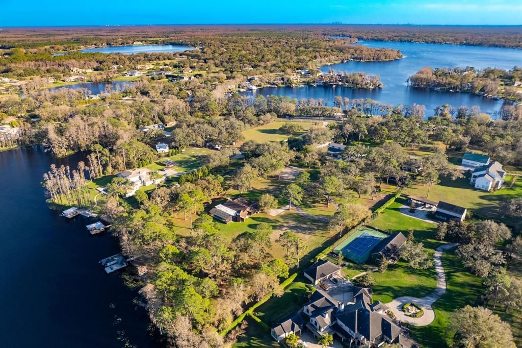 На продажу: $5,995,000 (12.44 acres)