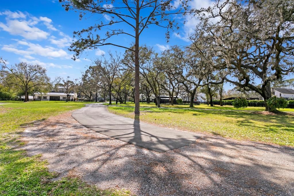 На продажу: $5,995,000 (12.44 acres)