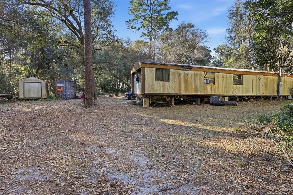 На продажу: $1,200,000 (3.68 acres)