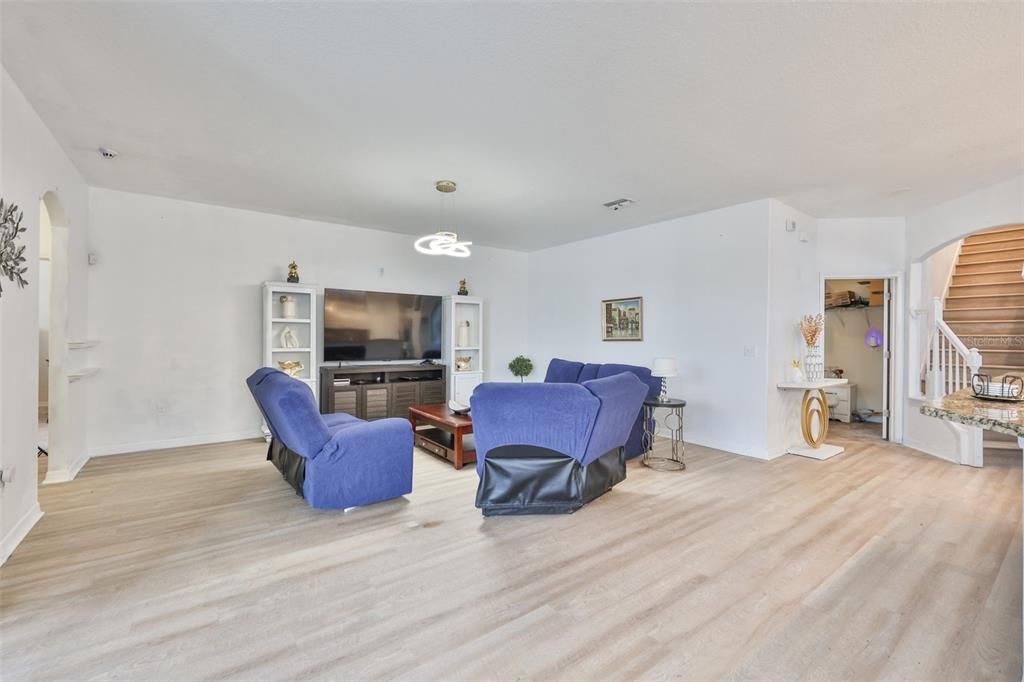 En Venta: $649,900 (5 camas, 4 baños, 4328 Pies cuadrados)